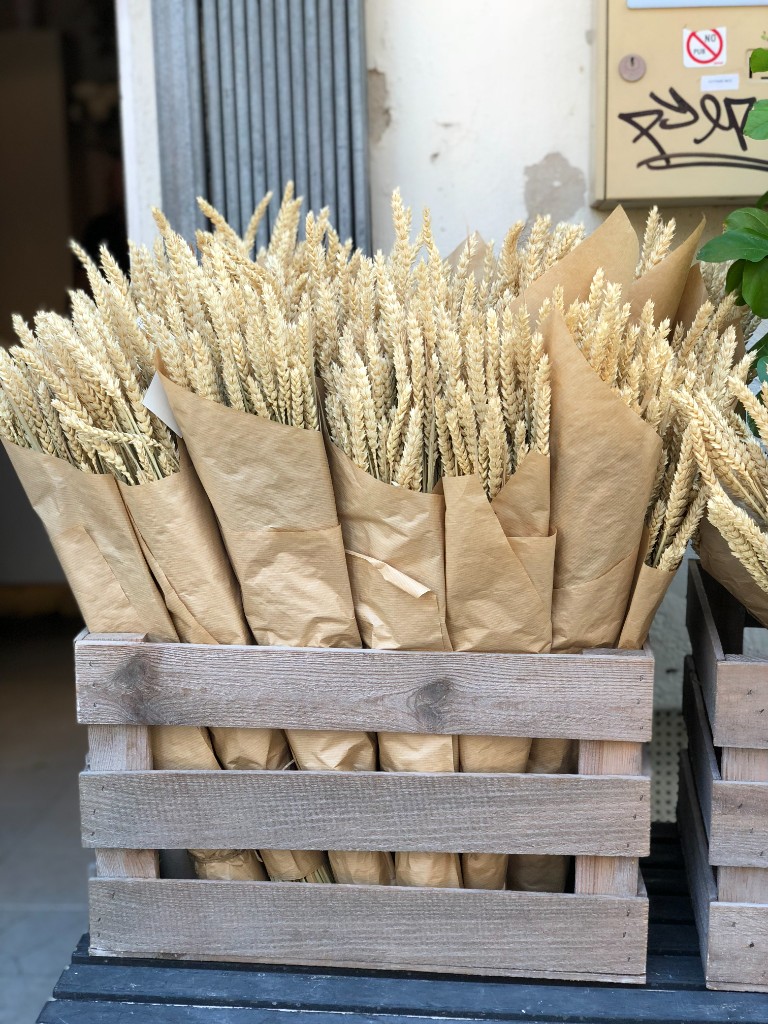 Dried wheat bouquets wrapped in kraft paper at a Provençal market