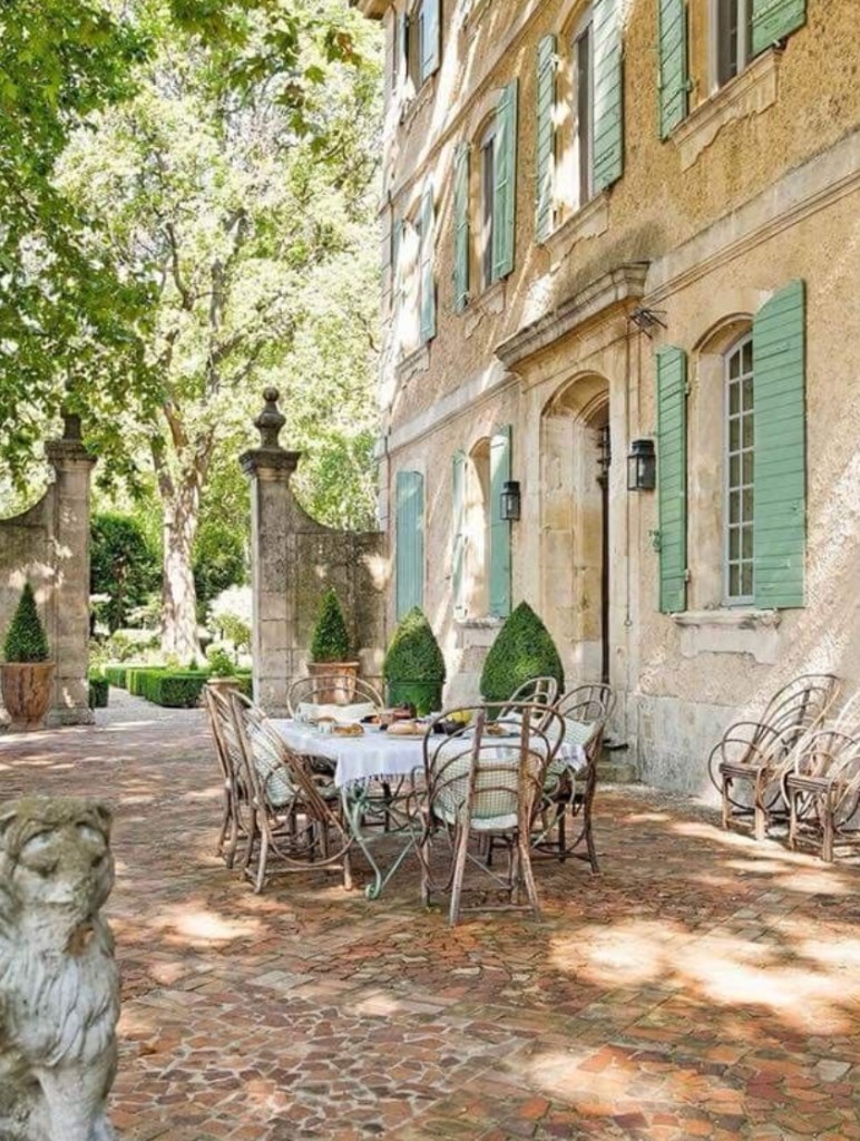 Al fresco dining on a Provençal patio in Saint-Rémy-de-Provence